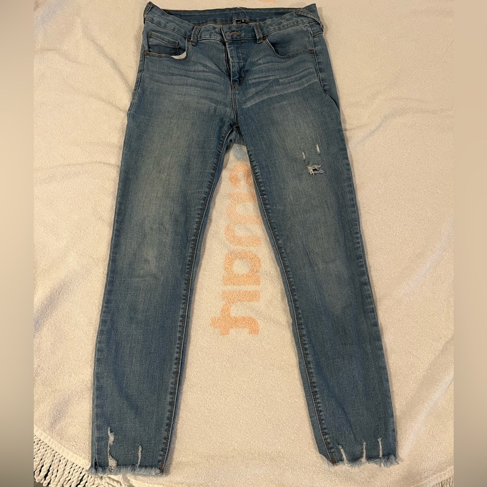 Trendy Distressed Skinny Jeans in Blue